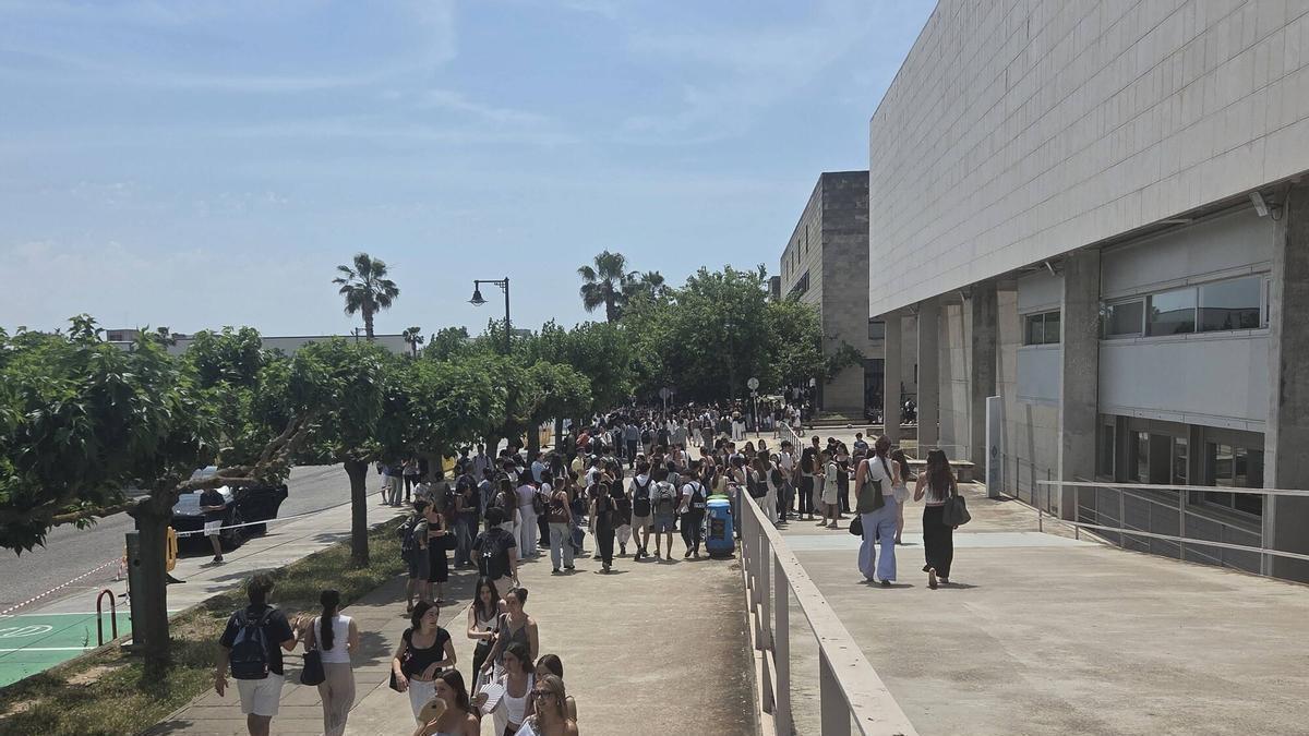 Arranca una Selectividad en la UIB marcada por los detectores de móviles y los nervios de casi 5.000 alumnos