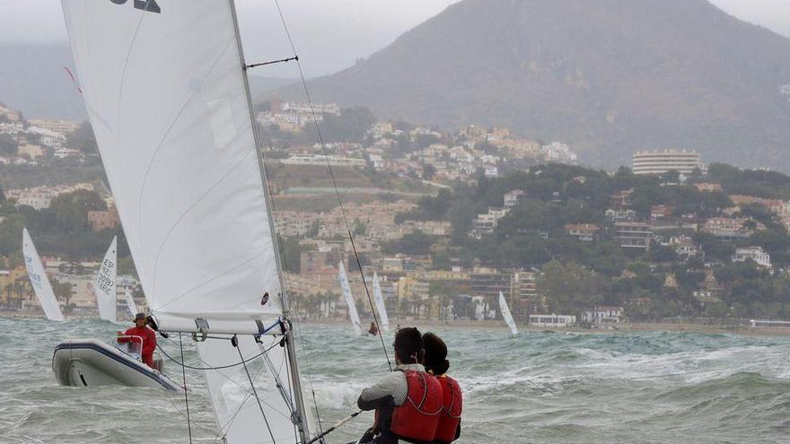 Las embarcaciones ligeras de la clase Snipe desafían el temporal en la Bahía de Málaga.