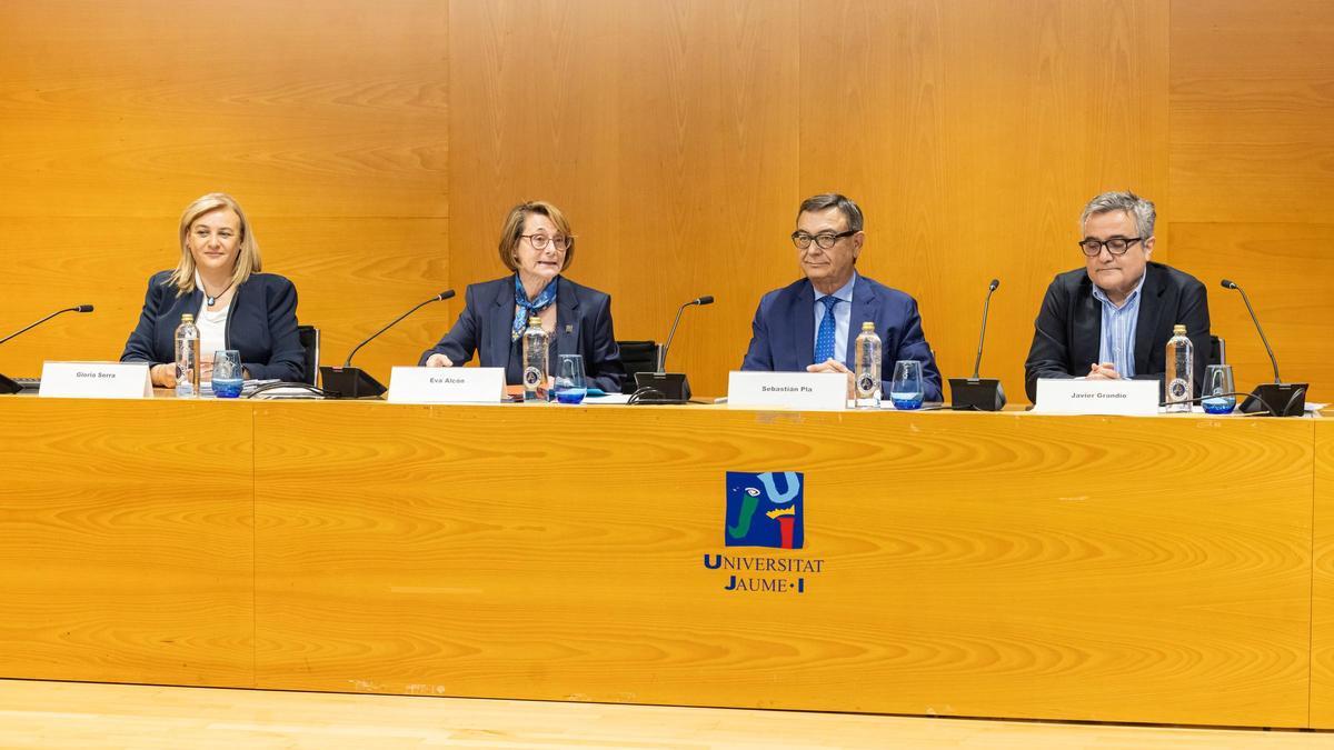 Gloria Serra, gerente de la FUE, junto a la rectora, Eva Alcón; el presidente ejecutivo, Sebastián Pla; y Javier Grandío, secretario de la FUE-UJI, ayer.