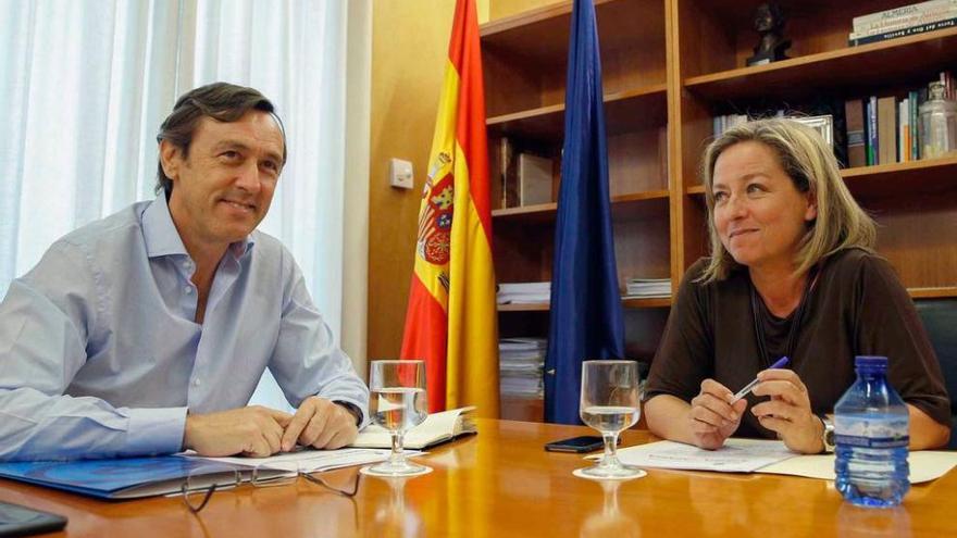 La diputada de CC, Ana Oramas, y el portavoz del PP, Rafael Hernando.