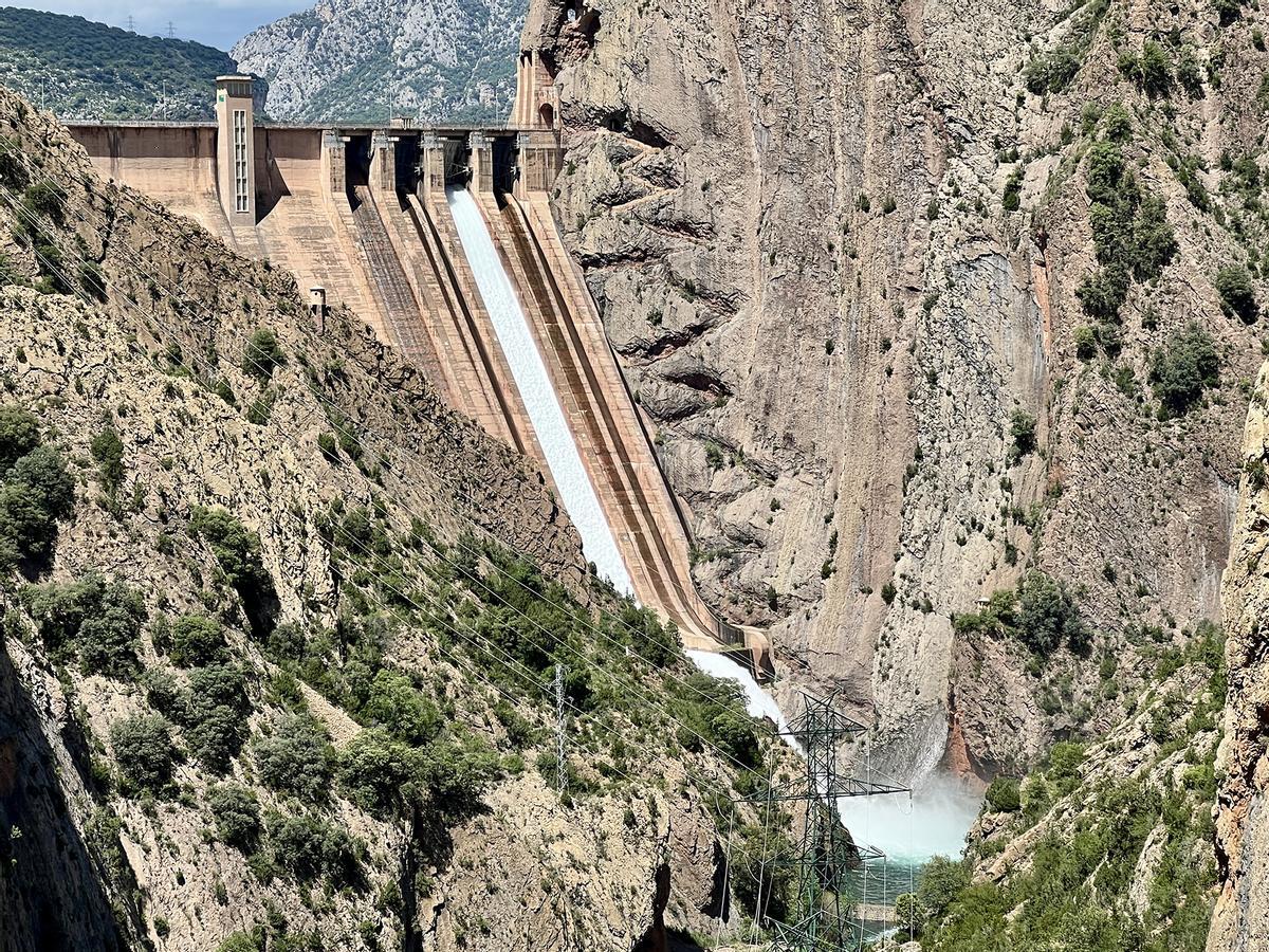 El pantano de Escales, lleno, empieza a desembalsar agua