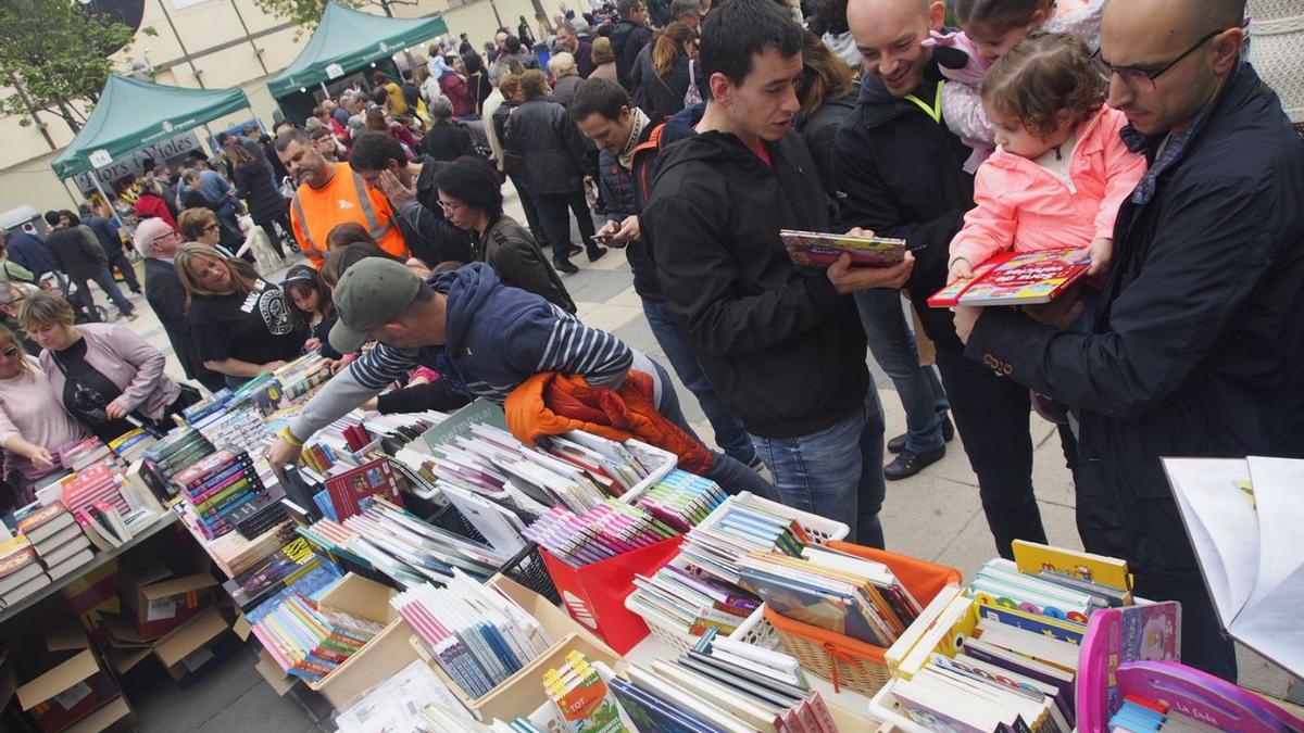 Parades de llibres i roses a la plaça de Cal Font, en l’última edició prepandèmia | ARXIU/ALBERT COMPTE
