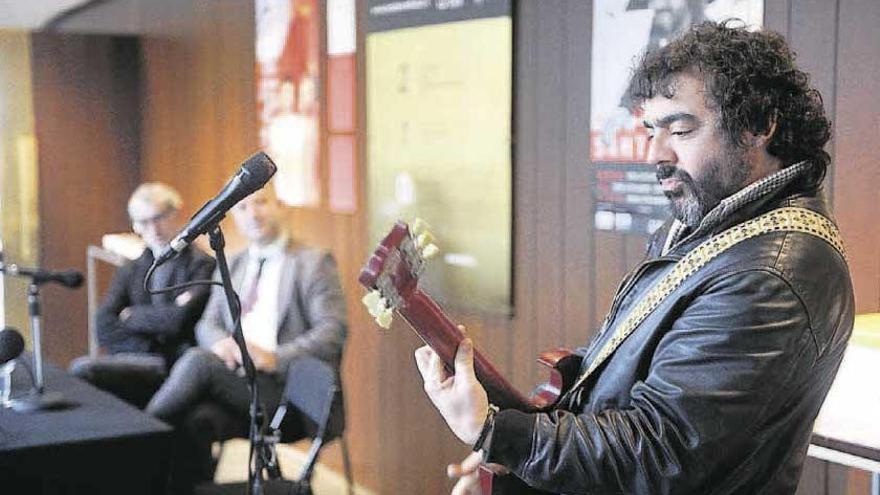 Fran Pérez ´Narf´, tocando a súa inseparable guitarra nunha presentación.