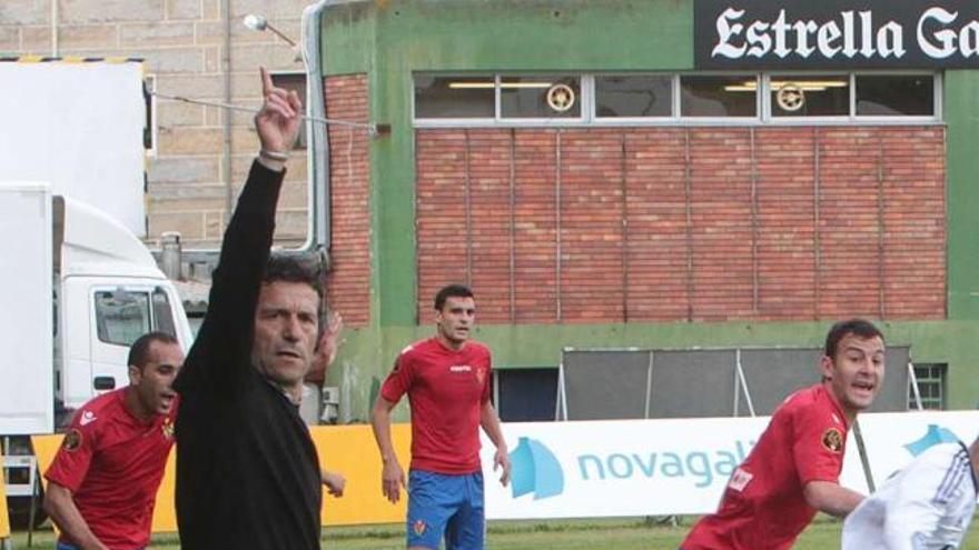 Luisito se despide hasta la temporada que viene, en el último partido del Ourense. // Jesús Regal