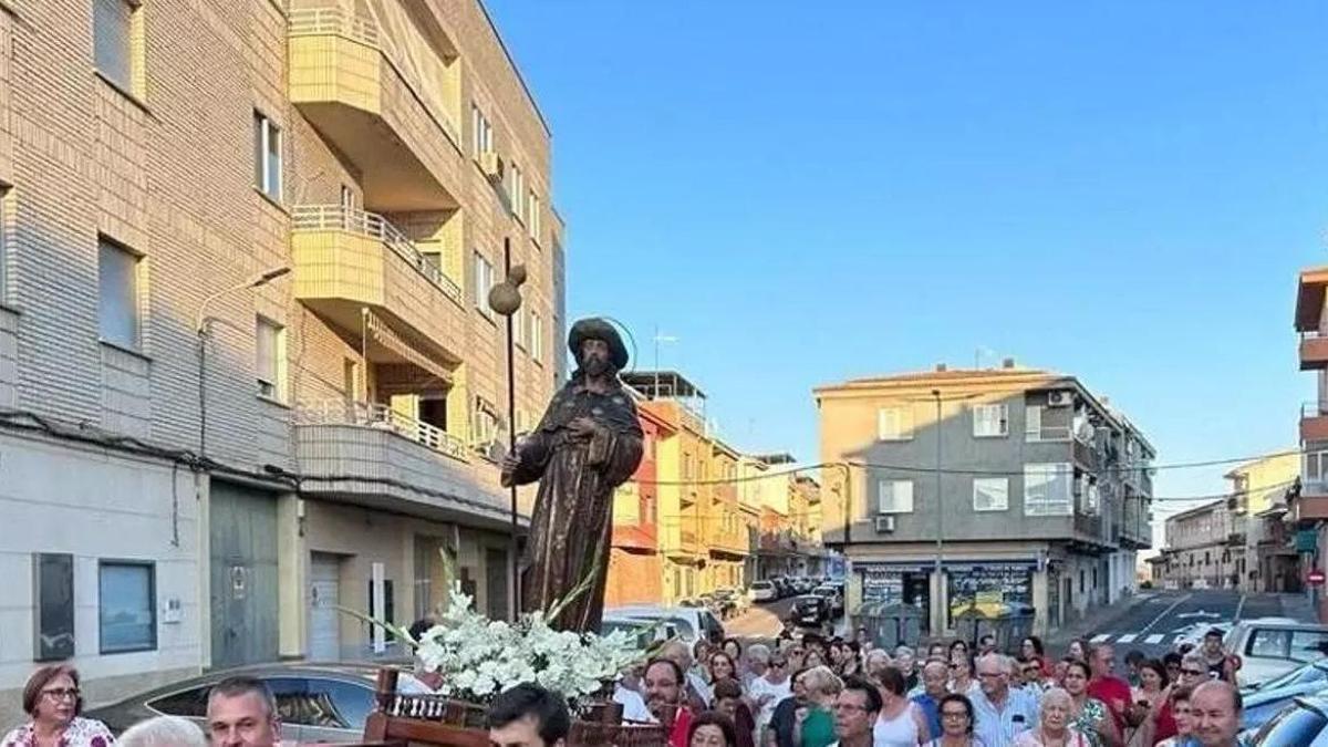 Procesión celebrada durante una fiestas del barrio en un año anterior.