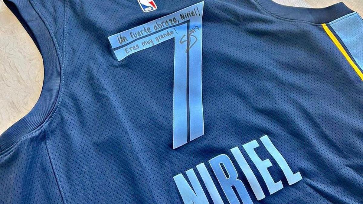 Una camiseta de Santi Aldama, firmada por el jugador, en apoyo a Niriel, el niño de Tenerife que sufre bullying