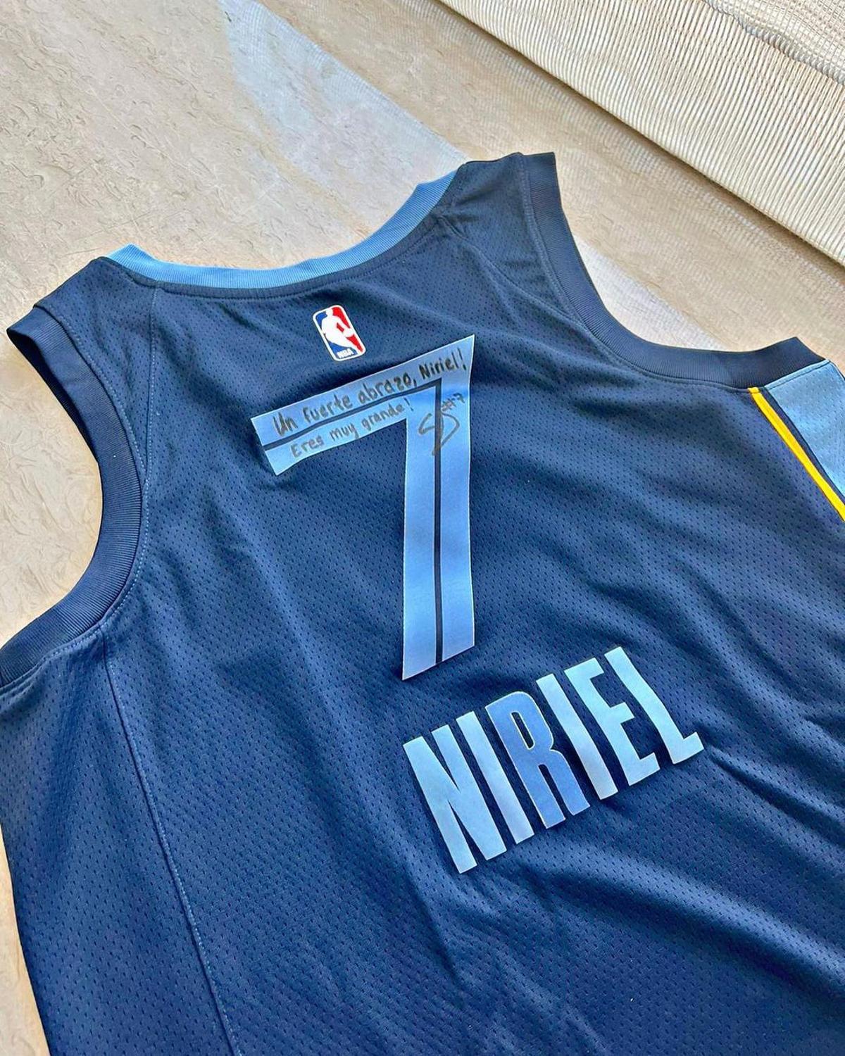 Una camiseta de Santi Aldama, firmada por el jugador, en apoyo a Niriel, el niño de Tenerife que sufre bullying