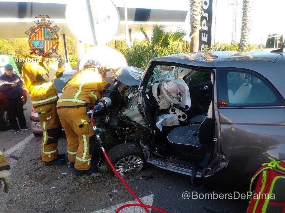 Cuatro heridos en un choque frontal de dos coches en la carretera de Sóller