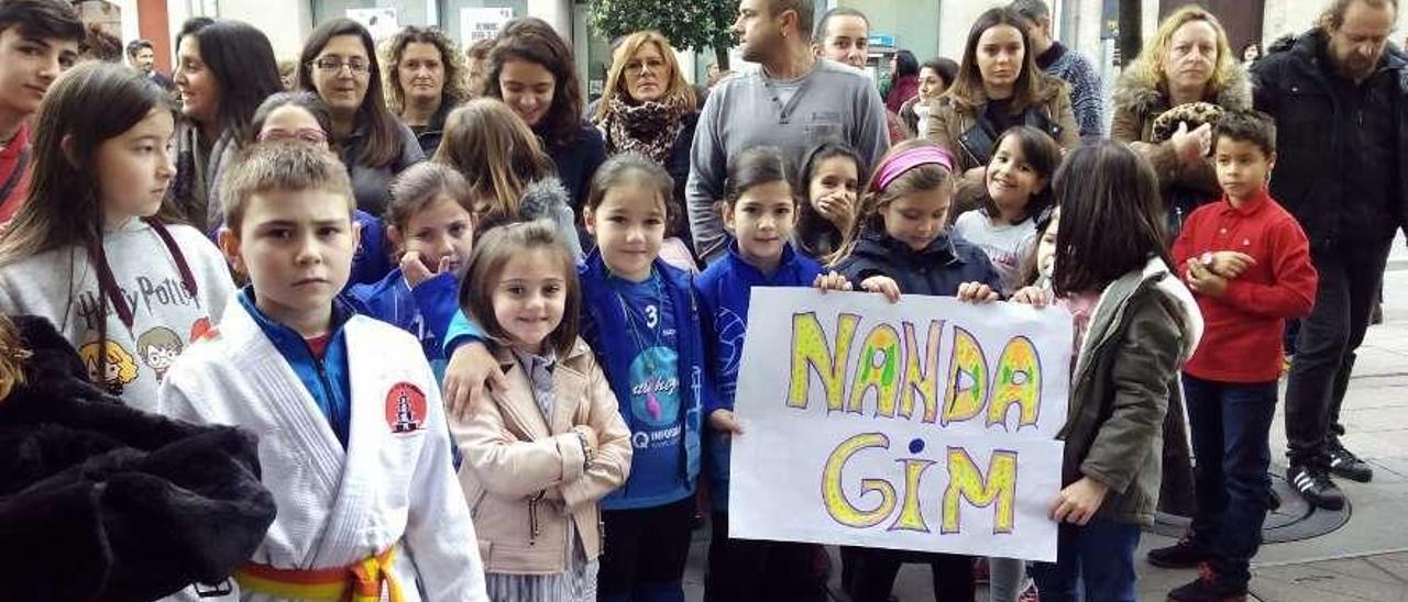 Protesta, el pasado viernes, frente al Ayuntamiento de Llanes.