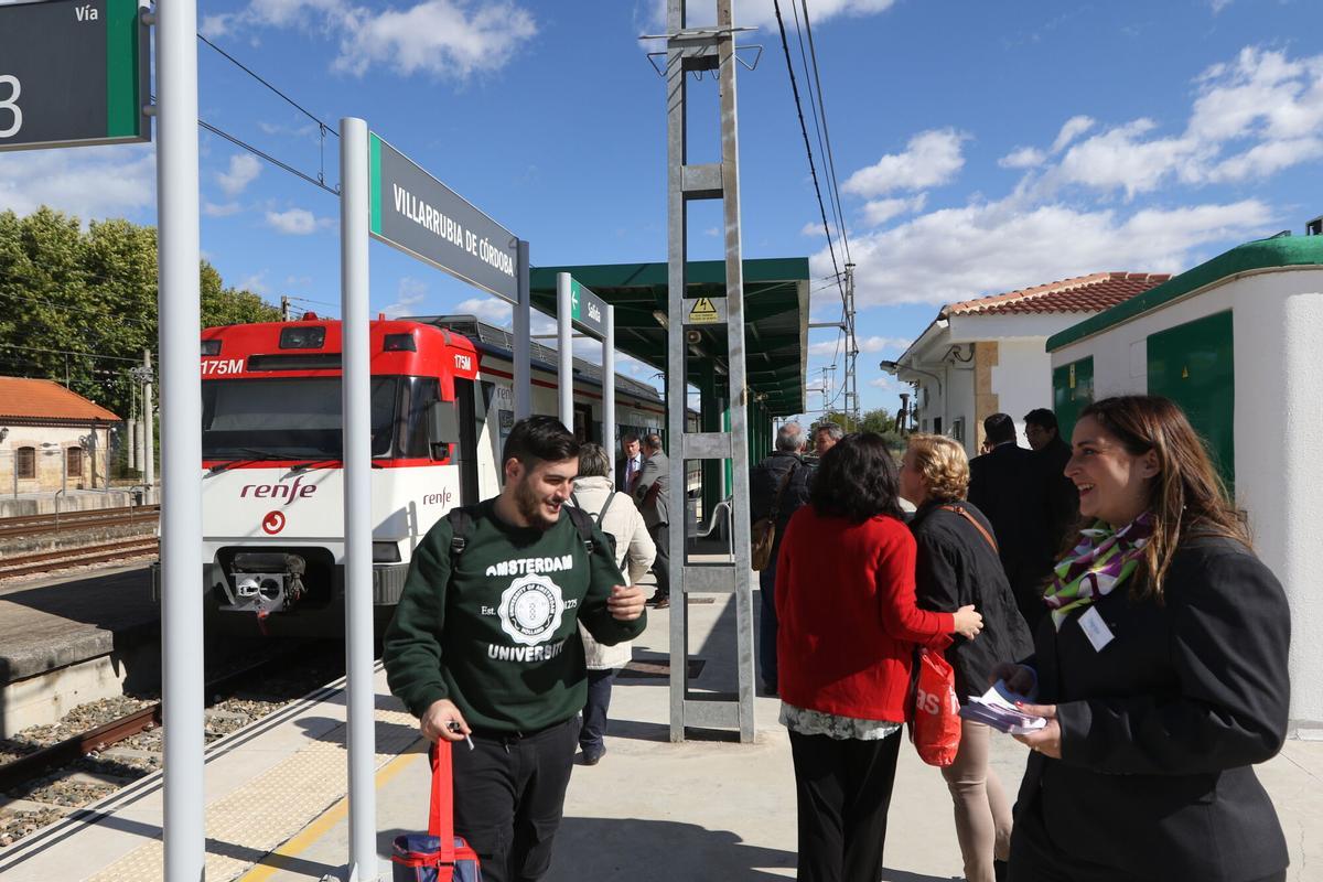 Estación Central. A las 8:07 llega el primer tren desde Villarrubia. A las 11.00 horas.- La alcaldesa, Isabel Ambrosio visita el parking de la Estación de Alcolea y después realiza el trayecto del Cercanías entre Alcolea y Villarrubia (Estación de Alcolea). La plataforma Metrotrén Ya festeja la inauguración del Metrotrén con un viaje de ida y vuelta. Córdoba Central-Alcolea. Higuerón y aparcamientos. Servicio tren cercanias