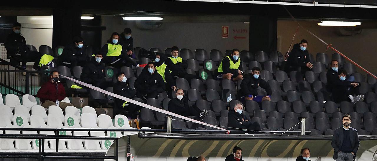 Los suplentes del Sporting siguen el partido en la grada tras David Gallego y miembros del cuerpo técnico rojiblanco. | LOF