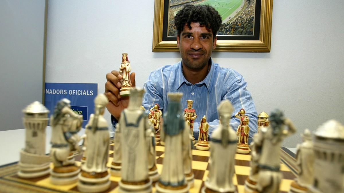 Rijkaard, posando para SPORT, con un tablero de ajedrez