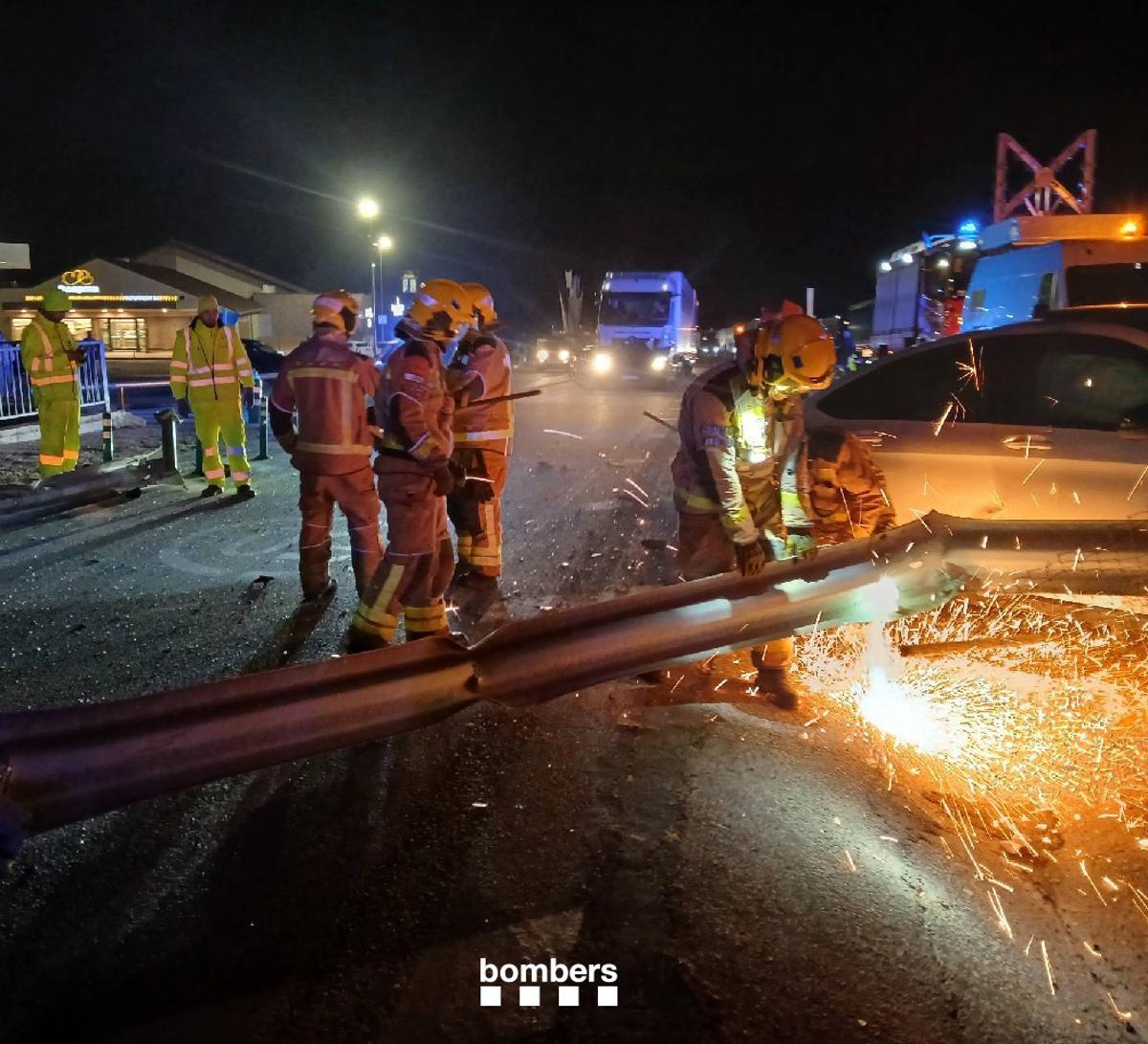 Efectius dels Bombers tallant la tanca lateral de l'A-2, ahir nit