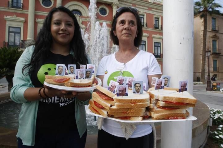 Cambiemos Murcia organiza una merienda de chorizos frente al Consistorio