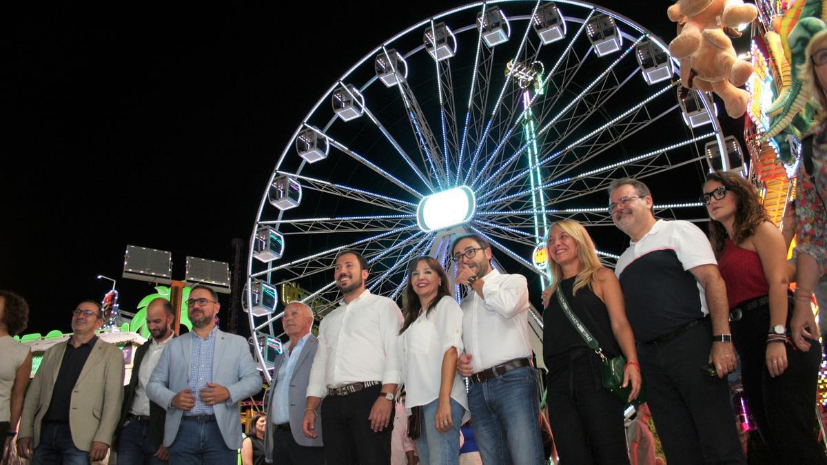 José Luis Ruiz, José Ángel Ponce, Diego José Mateos, Rafael González, Francisco Morales, Marisol Sánchez, Isidro Abellán, María Ángeles Mazuecos, Antonio Navarro e Irene Jódar, ante la espectacular noria del ferial del Huerto de la Rueda