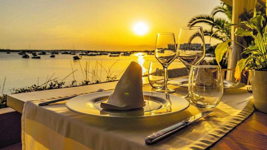 La puesta de sol en s’Estany des Peix se observa desde la mesa en Quimera Restaurant. | FOTOS: QUIMERA RESTAURANT