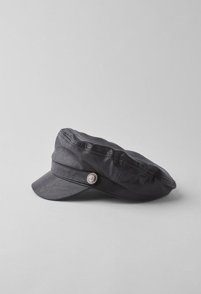 Gorra marinera efecto piel de Bershka