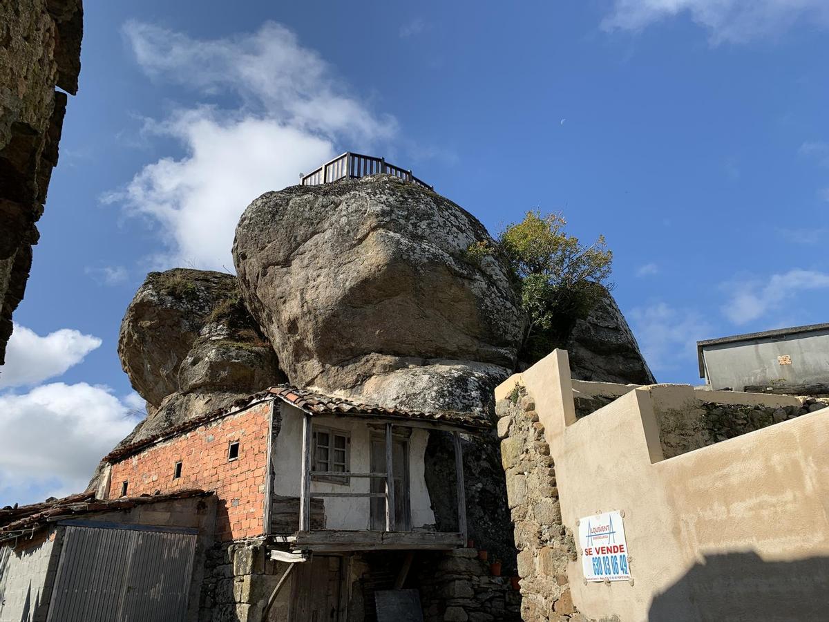 El mirador de Pena Folenche, con las casas de la aldea con la que comparte nombre a sus pies