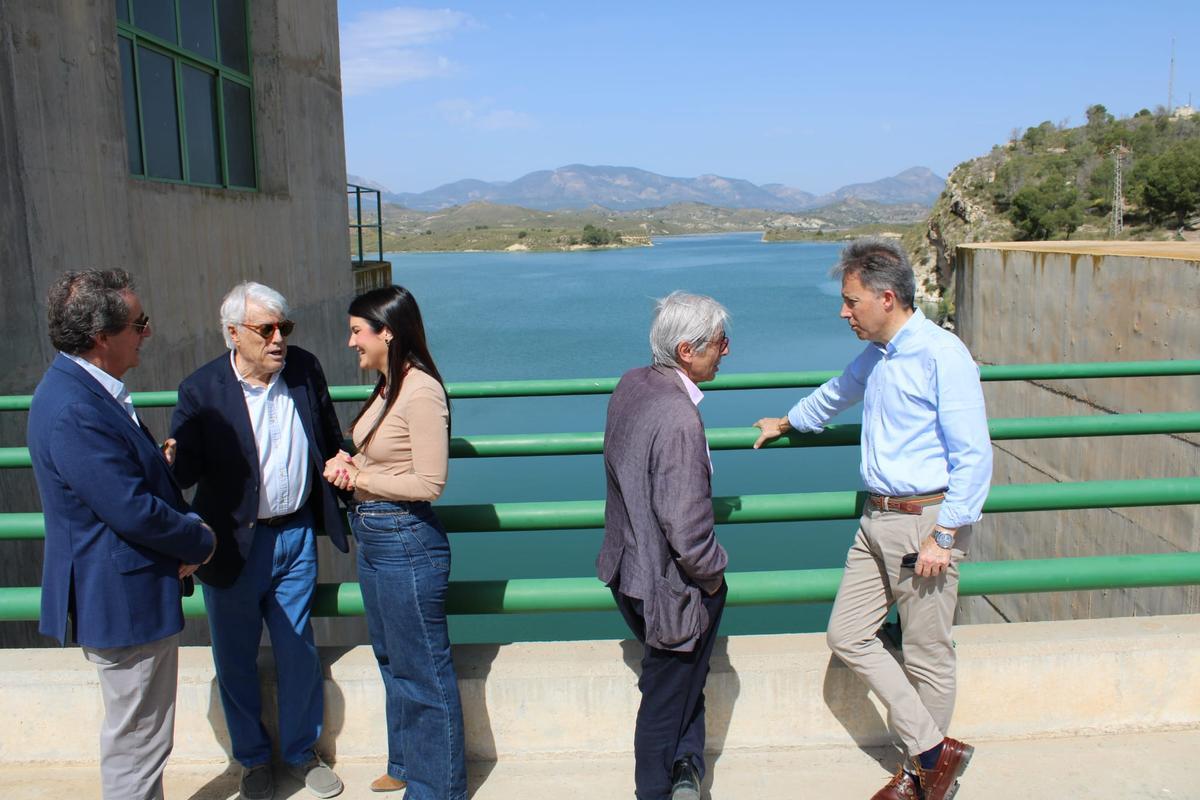 La comitiva sobre la presa de Puentes IV.