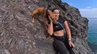 La ciclista cartagenera Cecilia Sopeña pierde el control de la bicicleta, cae por un acantilado y su perra se lanza a salvarla