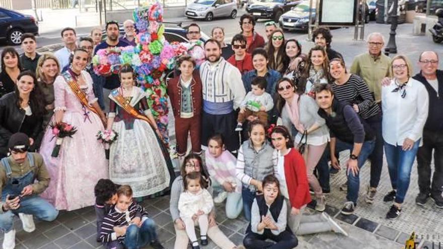 Los falleros de General Pando-Serrano Flores, con la cruz ya plantada