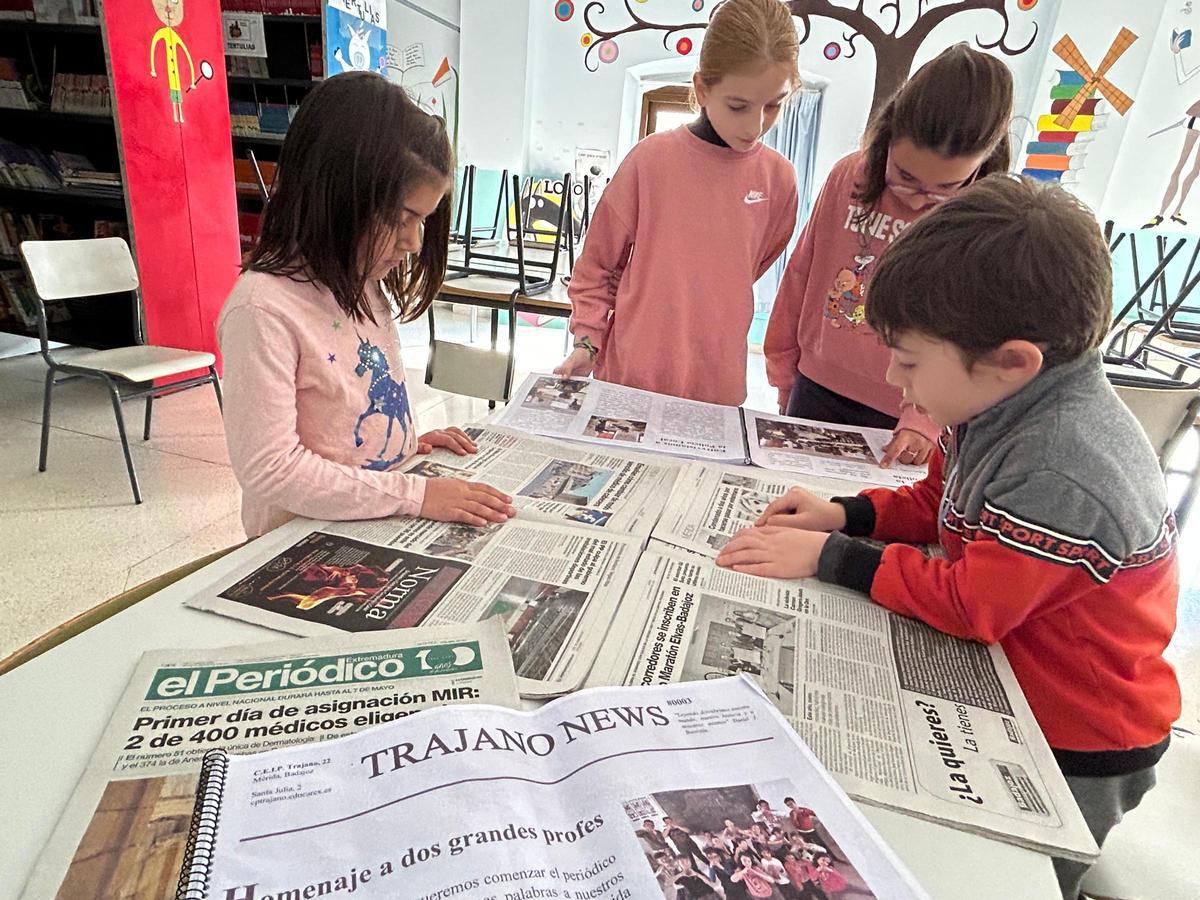 Pequeños del Trajano leyendo El Periódico Extremadura.
