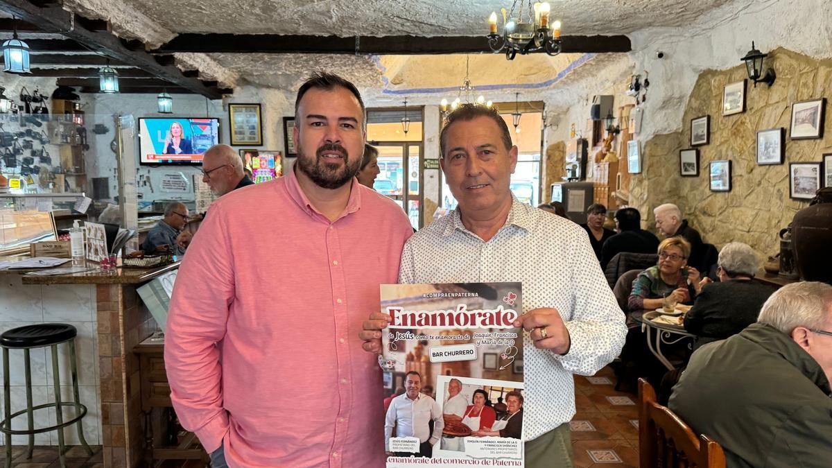 El concejal de Comercio, Lucas Jodar junto a un propietario de uno de los establecimientos de Paterna que protagoniza la campaña.
