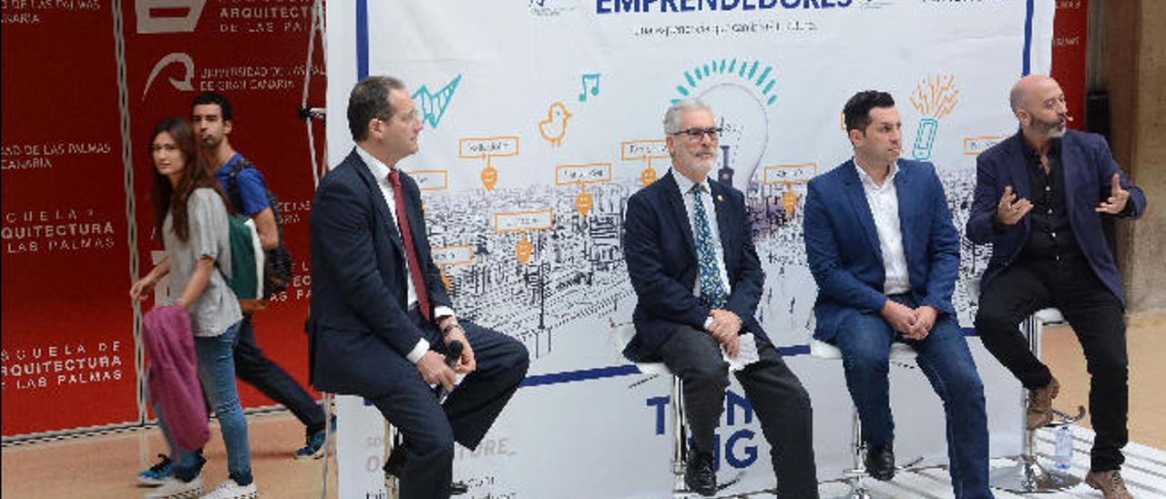 De izquierda a derecha, Juan Flores, José Regidor, José Téllez y Joan Cruz, durante la presentación del &#039;Pop Up Emprendedores&#039; en la Escuela de Arquitectura.