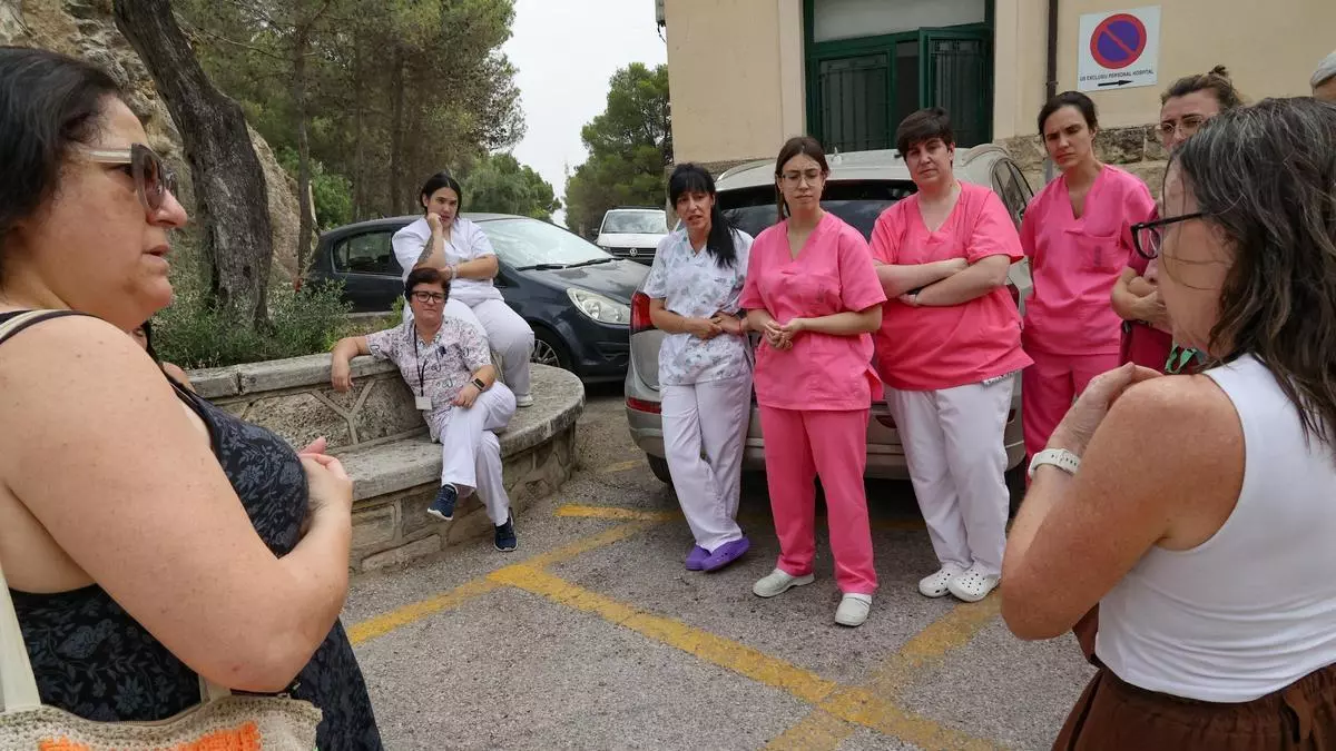 Trabajadores y familiares de usuarios denuncian las carencias y falta de personal de una residencia de mayores de Alcoy