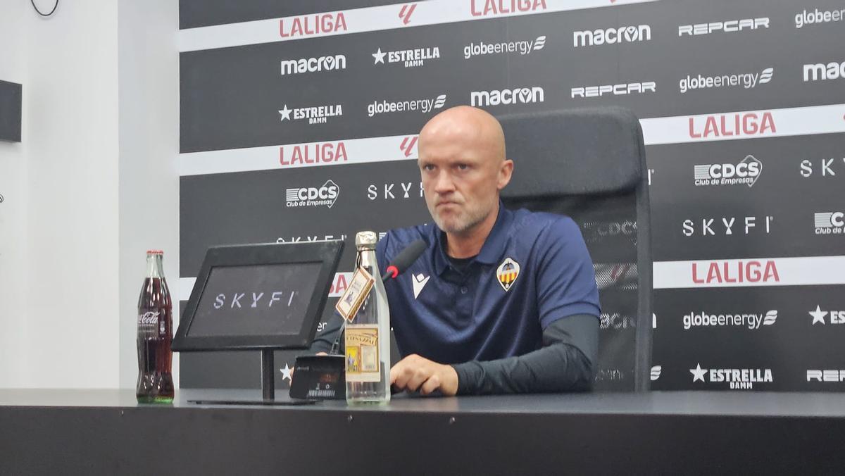 Dick Schreuder en la sala de prensa tras la derrota ante el Mirandés.
