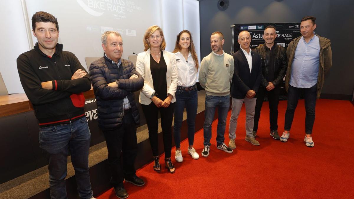 Por la izquierda, Chechu Rubiera, Luis Molina, Conchita Méndez, Natalia Fischer, Ángel García, Jesús Abad, Aladino Herraiz y Adolfo Alperi, ayer en el Club Prensa Asturiana de LA NUEVA ESPAÑA. | Miki López