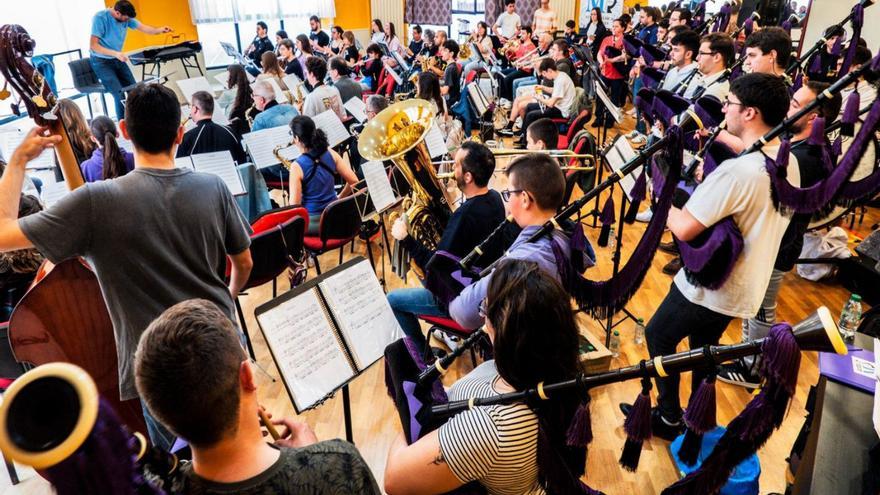 Un ensayo del Ateneo Musical de Mieres con la banda de gaitas «La Laguna del Torollu».