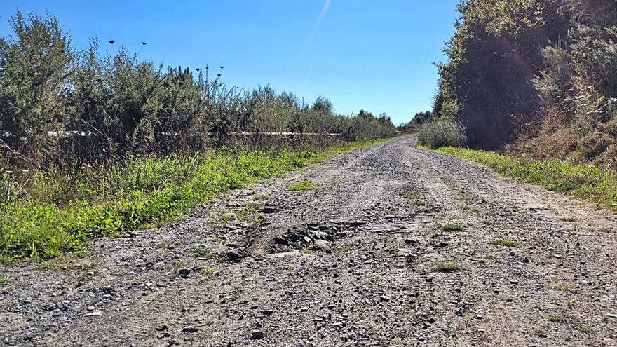 Firme en mal estado en el camino de servicio de Medelo (A Xesta).