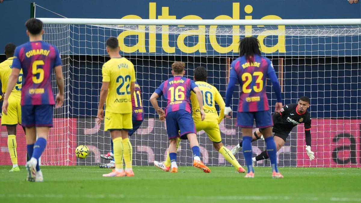 Raphinha anota el 0-1 de penalti.