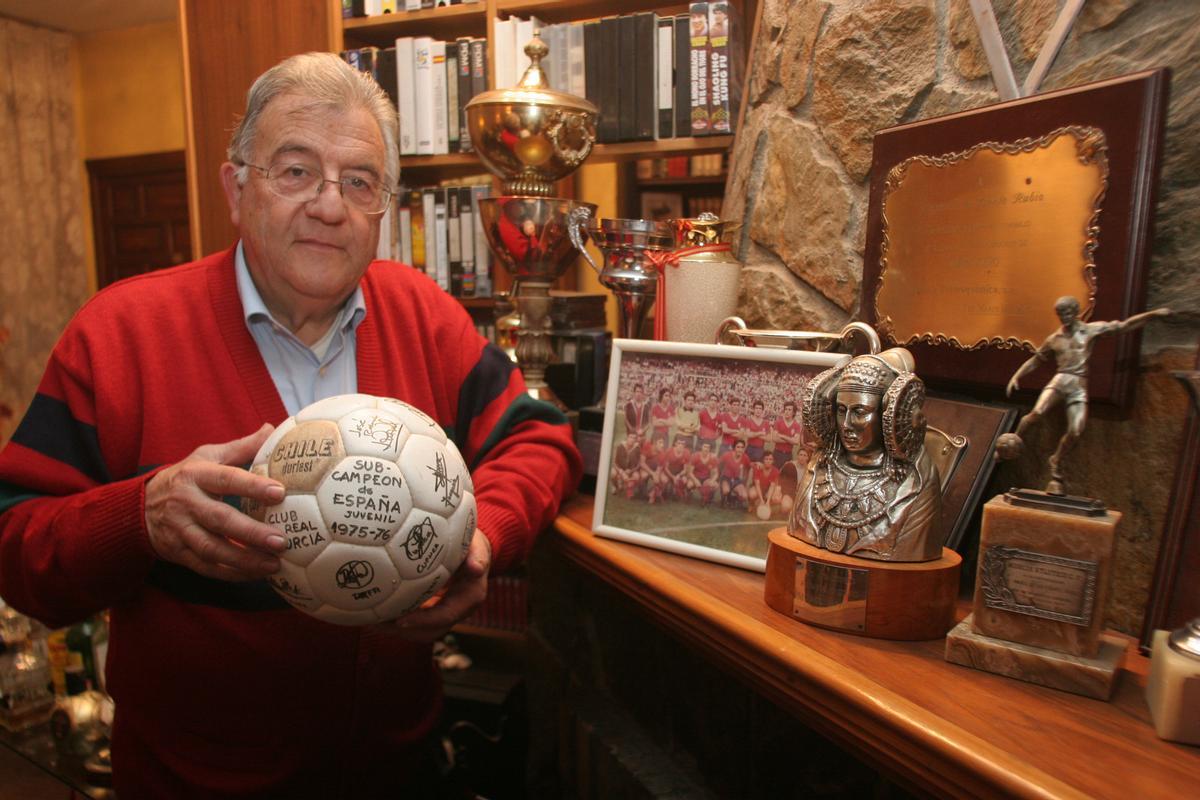 Ángel de la Fuente, rodeado de recuerdos en su casa de La Alberca, en una imagen de archivo de 2008