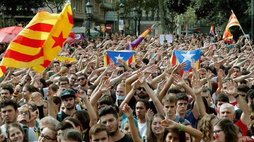 Protesta de estudiantes en la plaza de Cataluña contra la violencia policial. // Efe