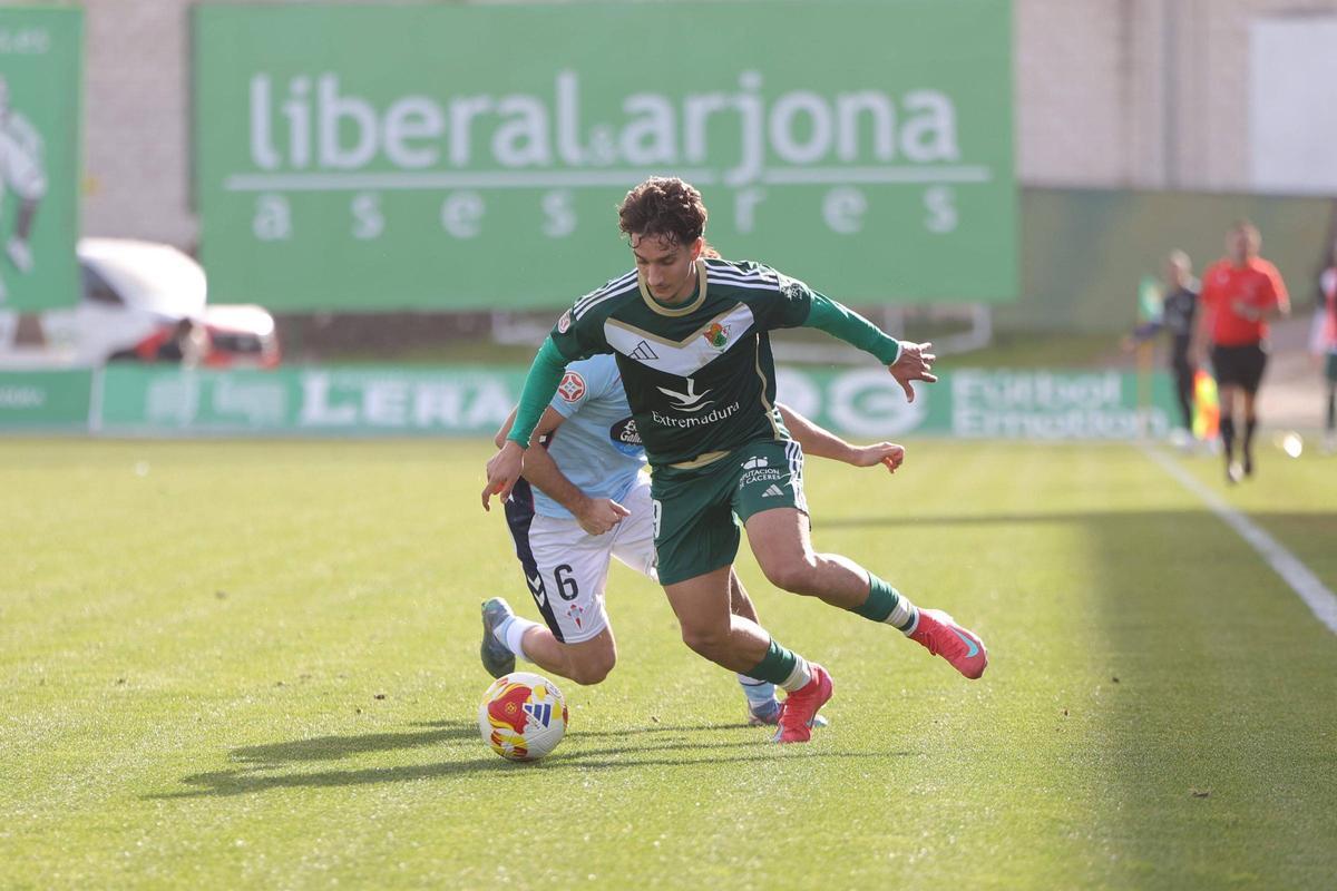 César Gómez trata de zafarse de un rival durante el último partido en el Príncipe Felipe.