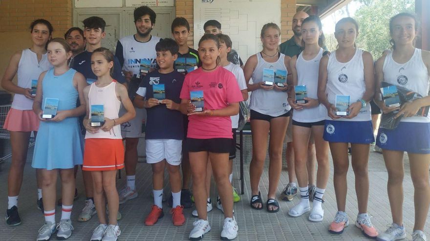 Los finalistas y campeones del abierto posan para las cámaras al término del torneo. | E. J.