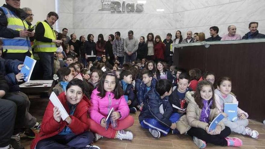 Los niños durante su visita a la sede de InterRías. // G.S.