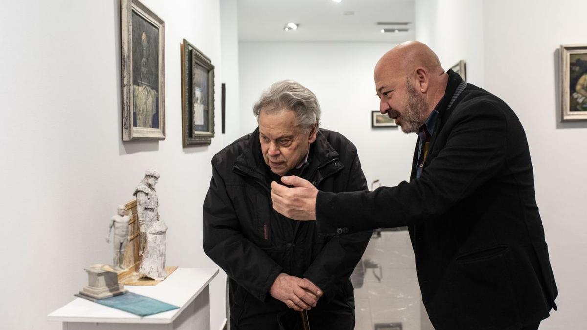 El artista Antonio Pedrero y el galerista Ángel Almeida observan alguna de las esculturas de Pennetier. | E.Fraile