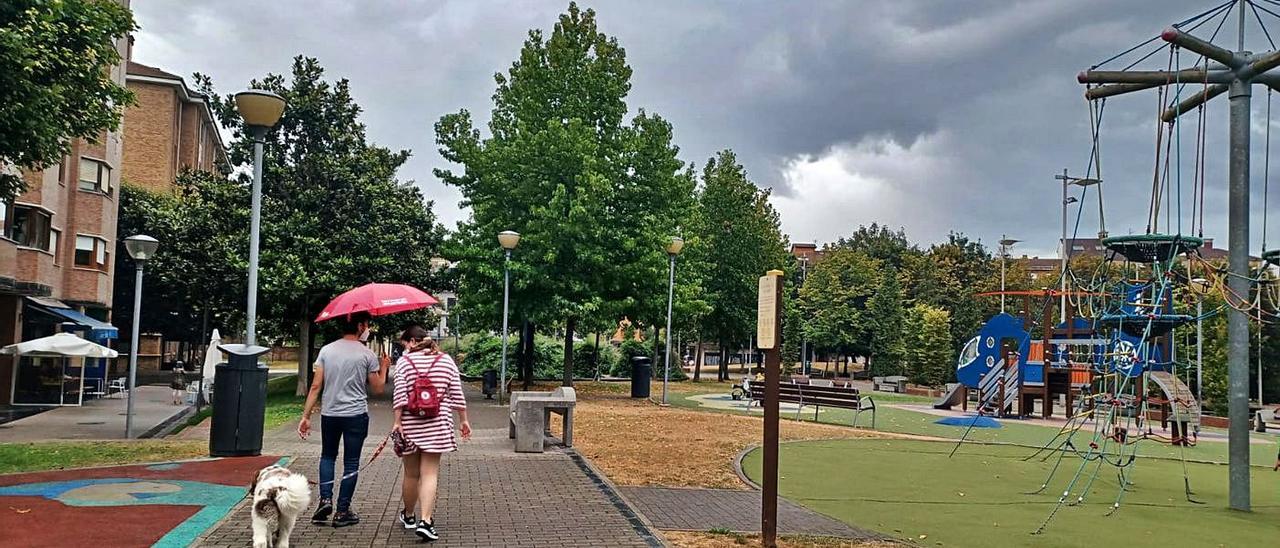 Una zona del parque de la Paz, en Lugones. | P. Tamargo