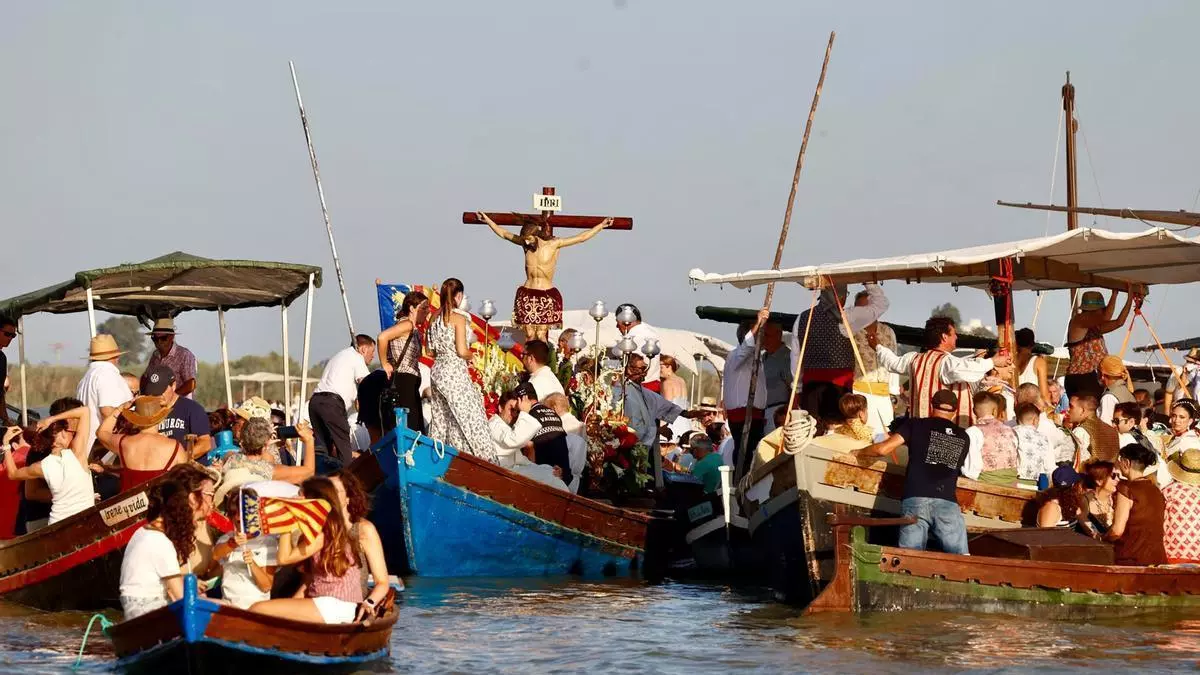 Multitudinario homenaje al Cristo de la Salud en el 50 aniversario de su romería por l'Albufera
