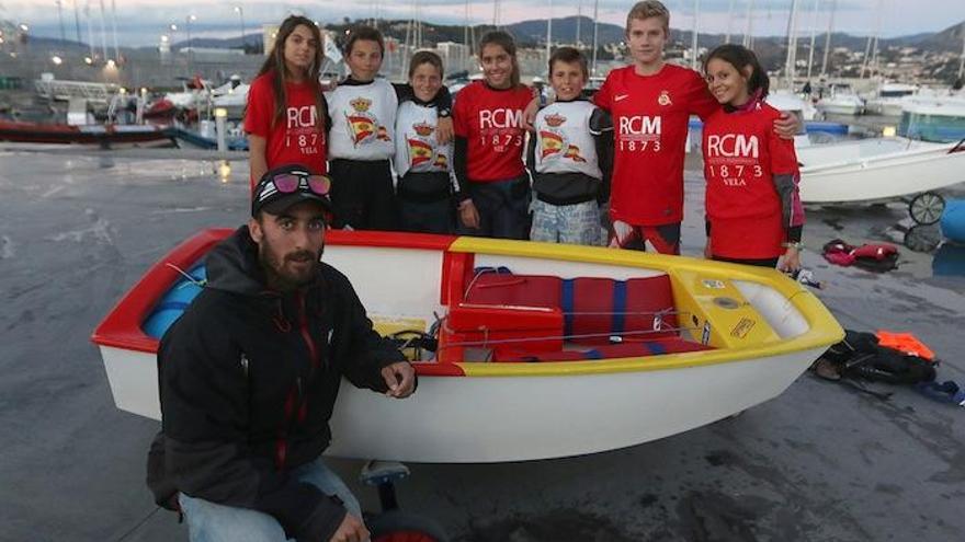 Los integrantes del equipo Optimist del Real Club Mediterráneo, con su entrenador Álvaro Martínez
