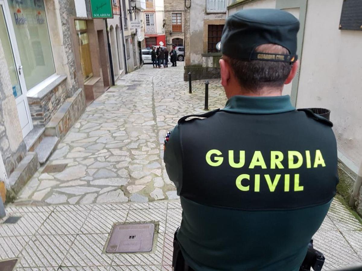 Registro, en Navia, de la vivienda de Javier Ledo, presunto asesino de Paz Fernández en el crimen del embalse de Arbón.