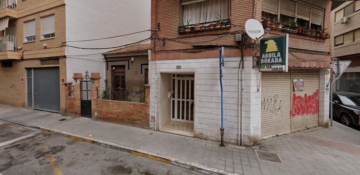 viejo cartel de Águila Dorada en una calle de Alicante