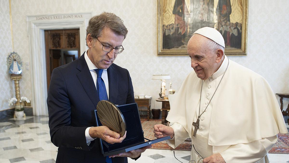 El Papa Francisco y Feijóo, durante una audiencia en el Vaticano