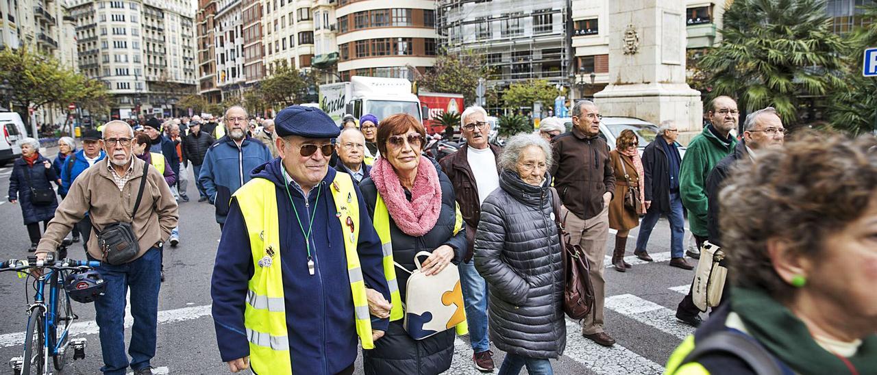 Manifestación de pensionistas celebrada en València en 2019, a su paso por la Plaza del Ayuntamiento. | EDUARDO RIPOLL