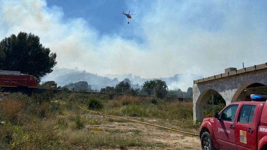 Efectivos trabajando en el incendio de Picassent