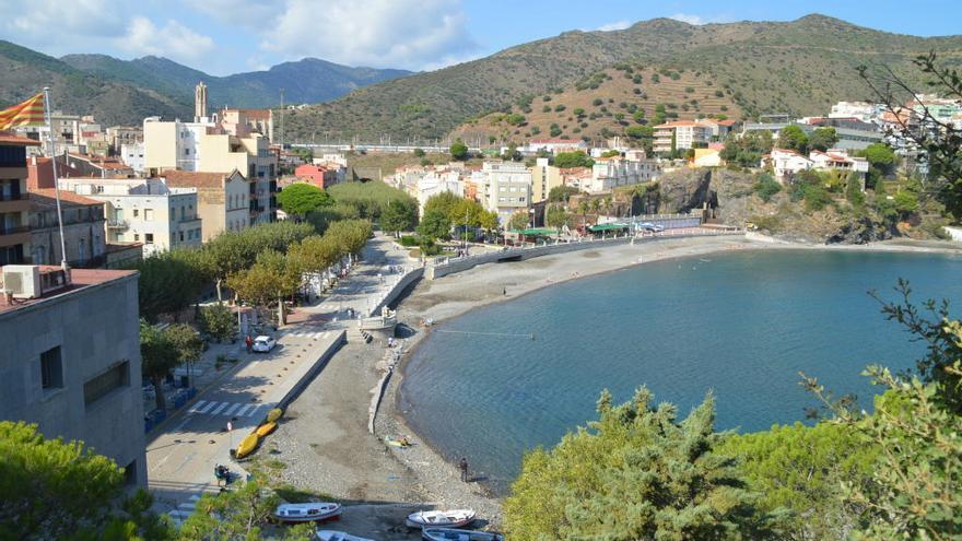 Els cartells van aparèixer penjats a Portbou.