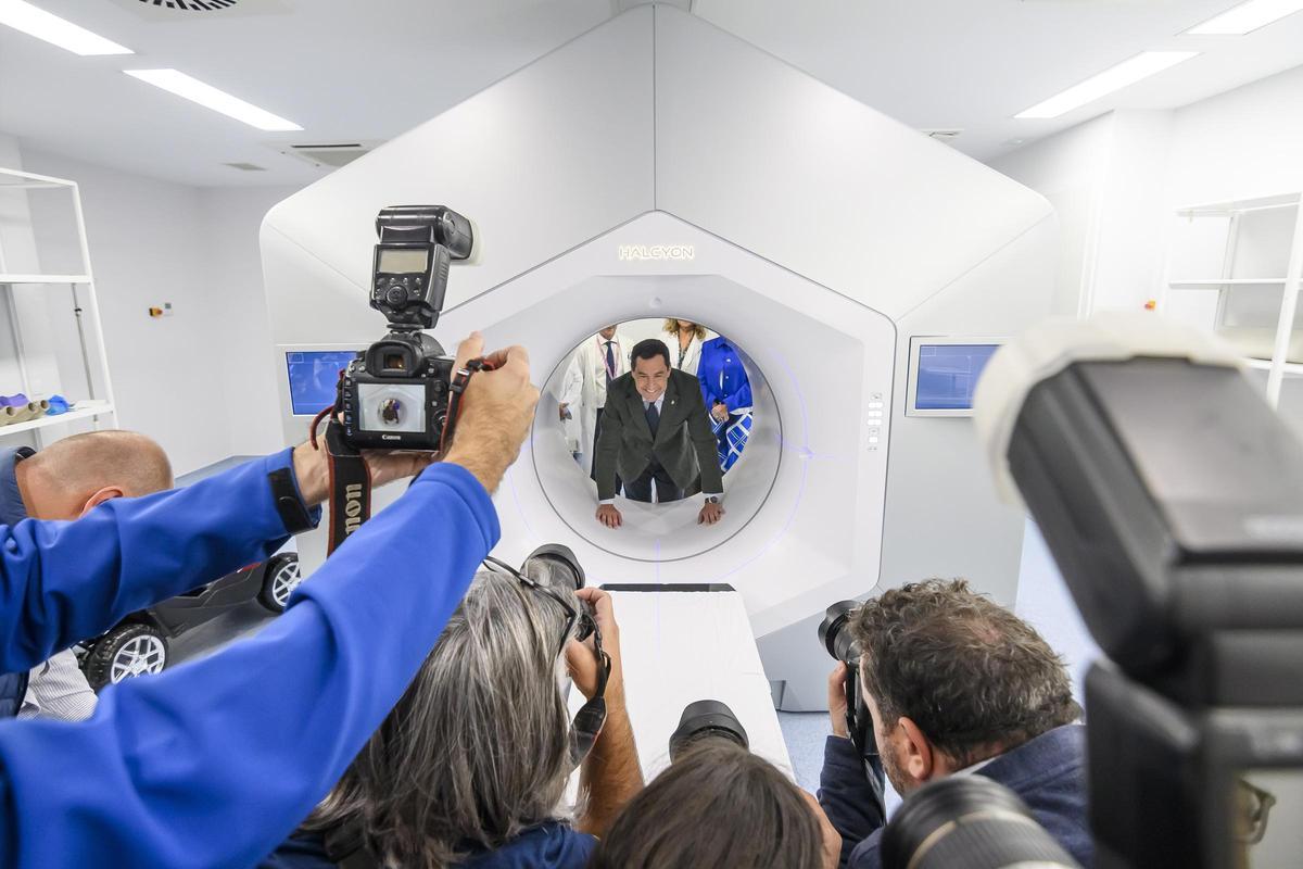 El presidente de la Junta de Andalucía, Juan Manuel Moreno, visita el hospital Virgen del Rocío de Sevilla.